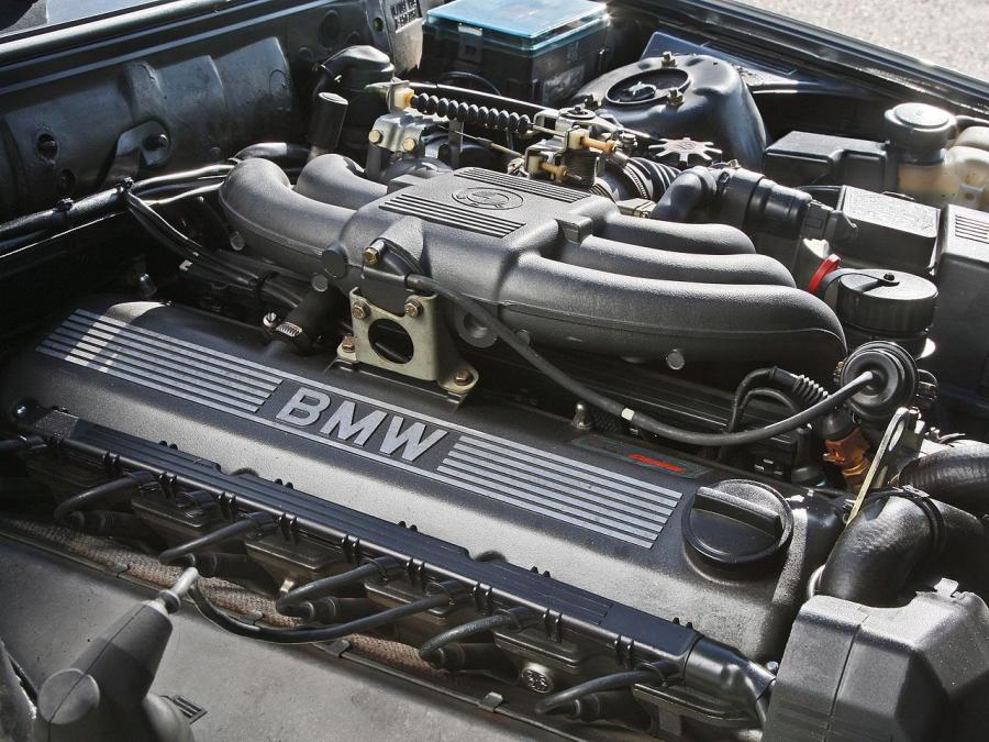 Моторный отсек Alpina B3 2.7 Cabrio (E30) 1987 года  (фото 4 из 8)